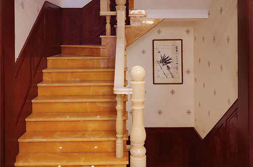 行唐中式别墅室内汉白玉石楼梯的定制安装装饰效果