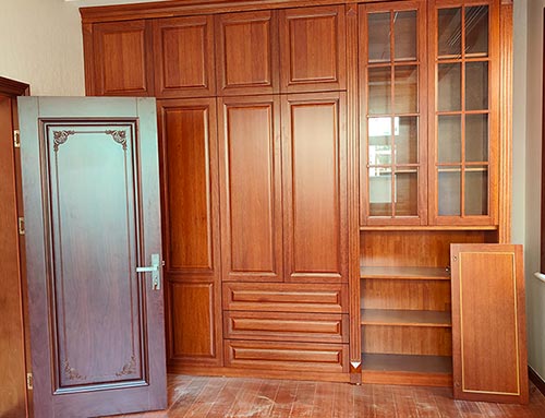 行唐中式家庭装修里定制的实木衣柜效果图